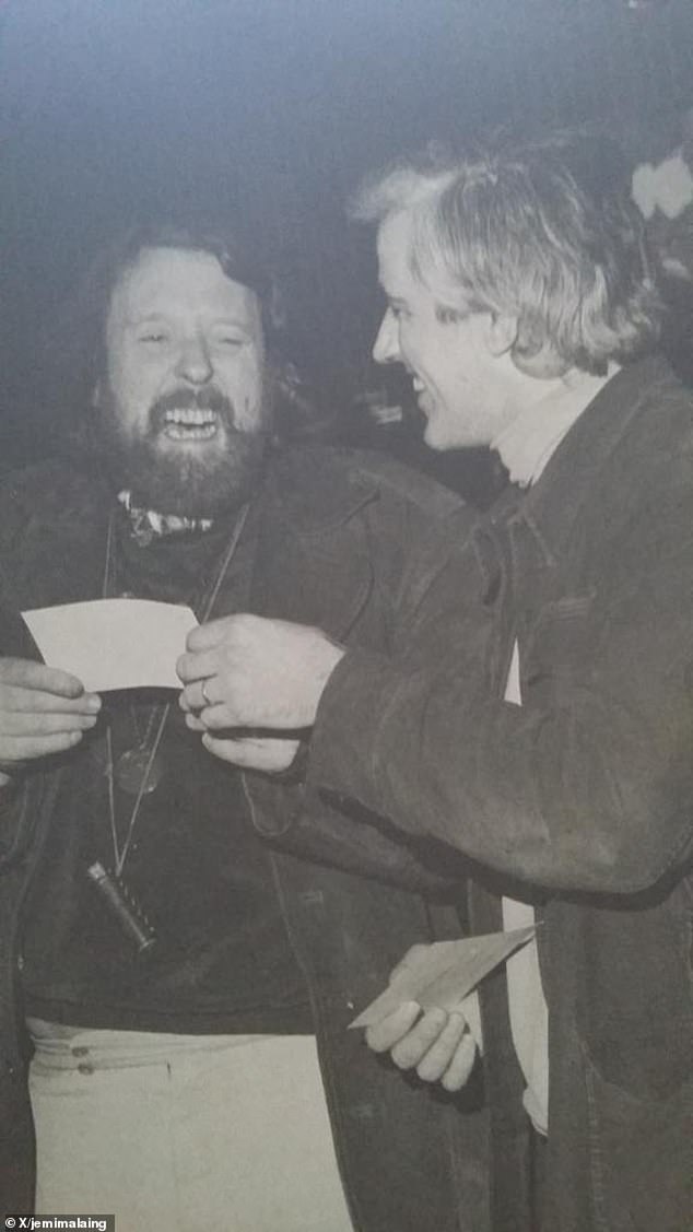 Berfoto bersama aktor dan kartunis Willie Rushton yang diyakini berada di lokasi syuting Celebrity Squares