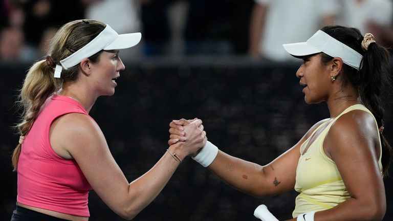 Collins berjabat tangan dengan Iowa setelah kemenangannya 7-6, 4-6, 6-2 di Melbourne