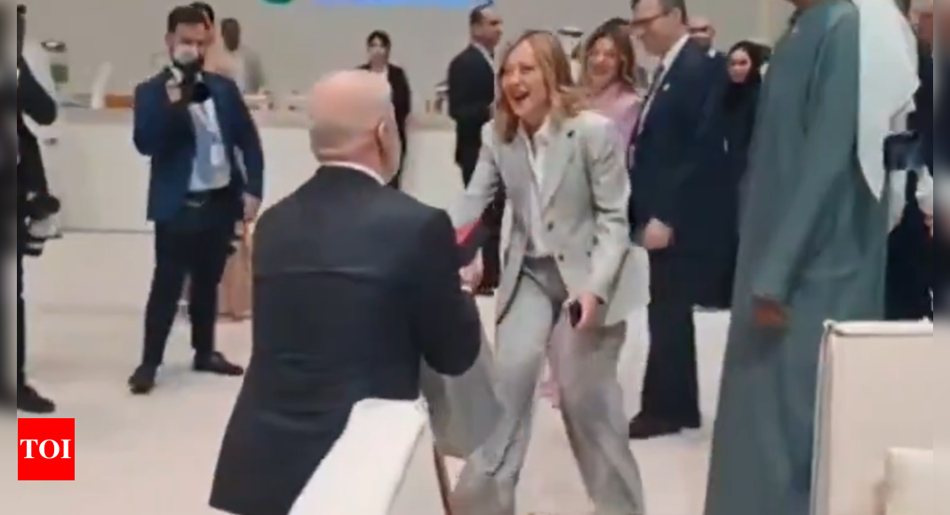 Apa yang mendorong Perdana Menteri Albania Edi Rama berlutut untuk Giorgia Meloni dari Italia di KTT Abu Dhabi? | Berita dunia Apa yang mendorong Perdana Menteri Albania Edi Rama berlutut untuk Giorgia Meloni dari Italia di KTT Abu Dhabi? | Berita dunia