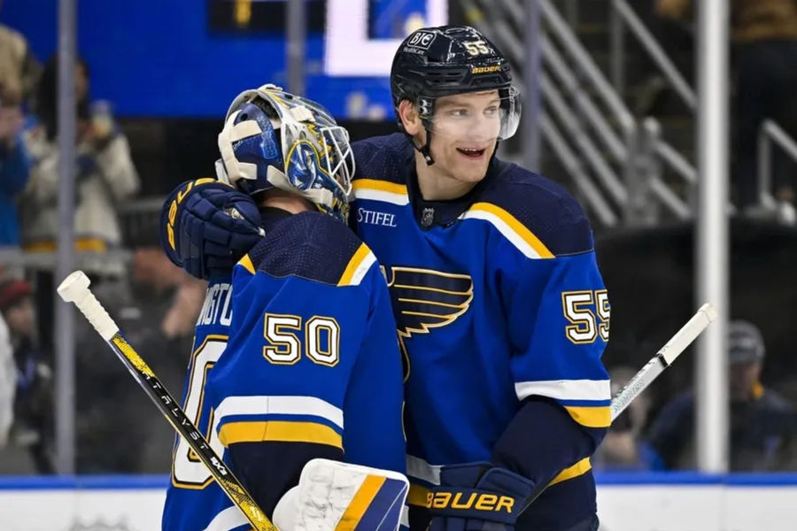 14 November 2023; Louis, Missouri, AS; Penjaga gawang St. Louis Blues Jordan Binnington (50) dan pemain bertahan Colton Parajko (55) merayakan setelah The Blues mengalahkan Tampa Bay Lightning di Enterprise Center. kredit: Jeff Curry-USA TODAY Sports