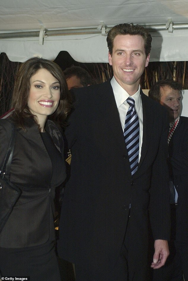 Gubernur Newom sebelumnya menikah dengan pengacara dan penyiar Kimberly Guilfoyle (pasangan ini difoto pada tahun 2004). Setelah meninggalkan California, Guilfoyle menjadi loyalis Trump dan berkencan dengan putra Trump, Don Jr.
