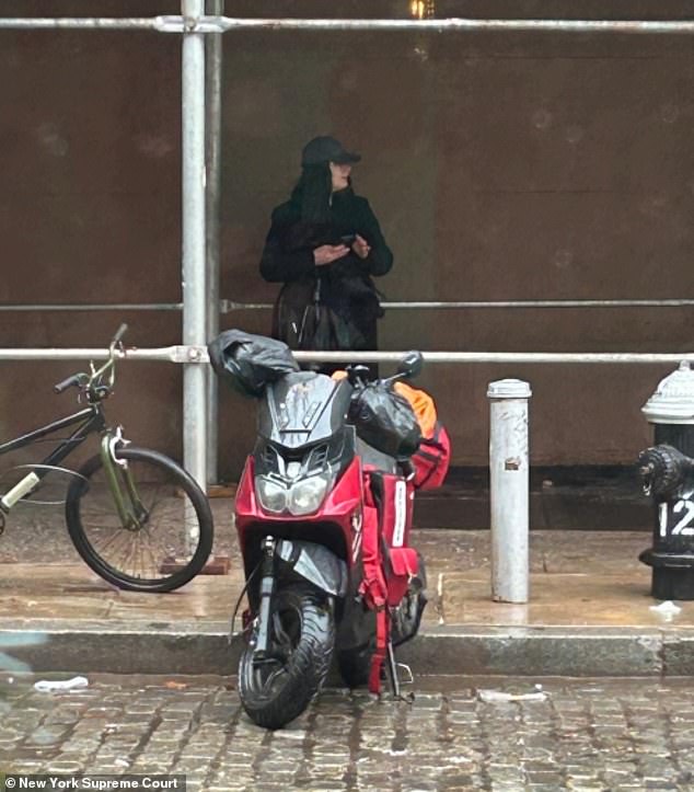 Bukti yang diberikan oleh para pelaku bisnis menunjukkan bahwa Bampart berkeliaran di luar jeruji, melanggar jam malam 500 kaki yang diperintahkan pengadilan.