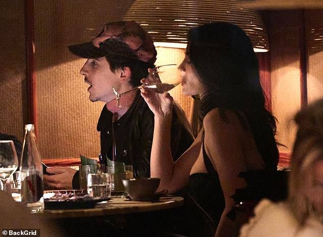 Di Kota Cinta, romansa dipandang sebagai Blowin' in the Wind ketika Chalamet, yang berperan sebagai pionir folk Bob Dylan dalam rilisan terbarunya, menikmati minuman dan makan malam Jenner di Bar des Presses kelas atas.