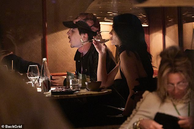 Jenner tampak glamor dalam gaun malam hitam yang menawan saat tampil di depan umum baru-baru ini bersama Chalamet