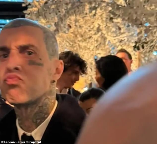 Pasangan ini terlihat bersama di pesta tahunan Malam Natal Kardashian-Jenner di Snapchat yang dibagikan oleh putra Travis Barker, Landon Barker; Muncul di pesta Malam Natal 2023
