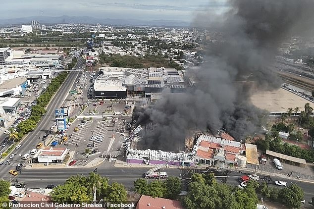 Pemandangan udara dari kebakaran besar hari Kamis di Casino Royale Yak dan Air Jump Trampoline Park di Culiacan, Meksiko