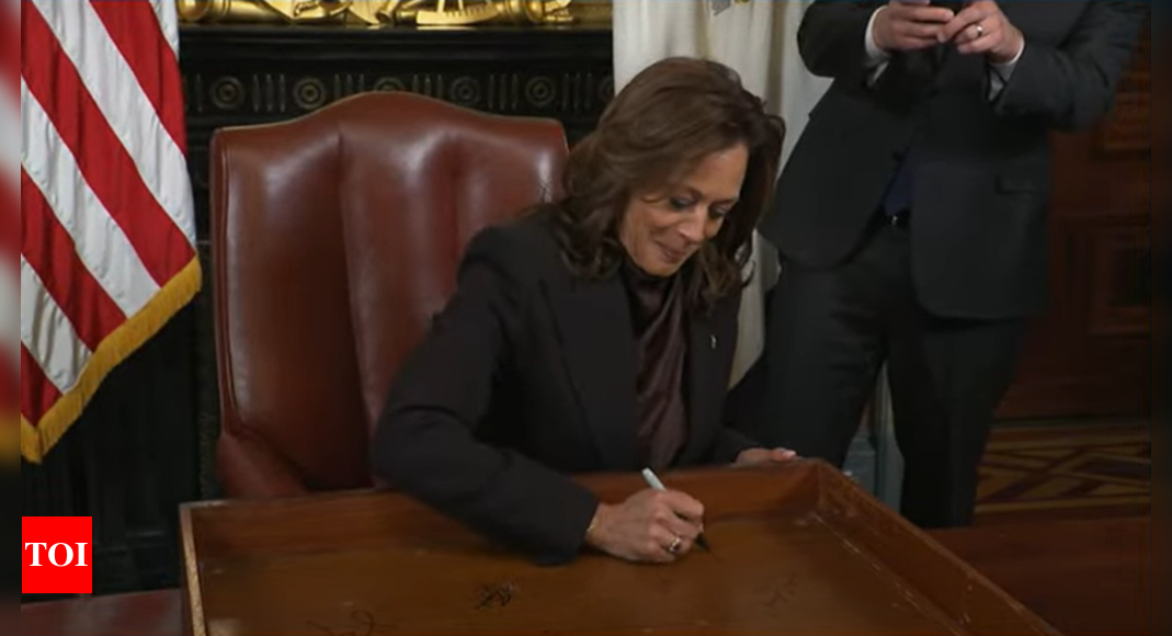 ‘Pekerjaan kita di sini penting’: Pensiunan wakil presiden Kamala Harris menandatangani laci seremonial ‘Pekerjaan kita di sini penting’: Pensiunan wakil presiden Kamala Harris menandatangani laci seremonial