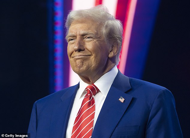 Pertemuan tersebut terjadi pada saat Trump sedang bersiap untuk menjabat