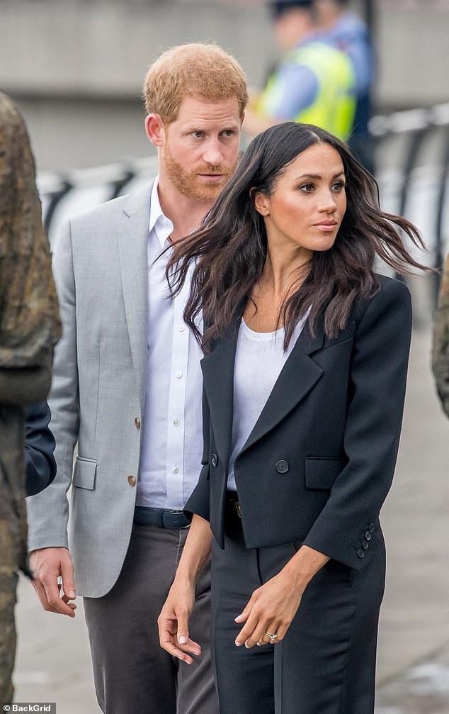 Teman-teman Meghan Markle membantah rumor bahwa Duchess of Sussex telah didekati mengenai kesepakatan buku yang merinci perceraiannya dengan Pangeran Harry.
