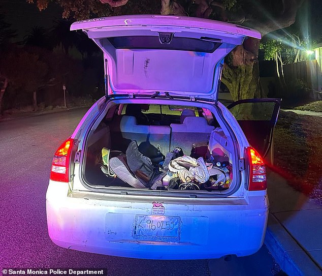 Sebuah mobil penuh barang curian dari rumah yang dievakuasi setelah para penjarah ditangkap polisi