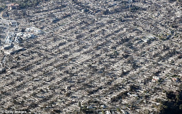 Pemandangan udara dari rumah-rumah yang hancur akibat kebakaran Palisades saat kebakaran hutan mendatangkan malapetaka dan kerusakan di seluruh wilayah LA
