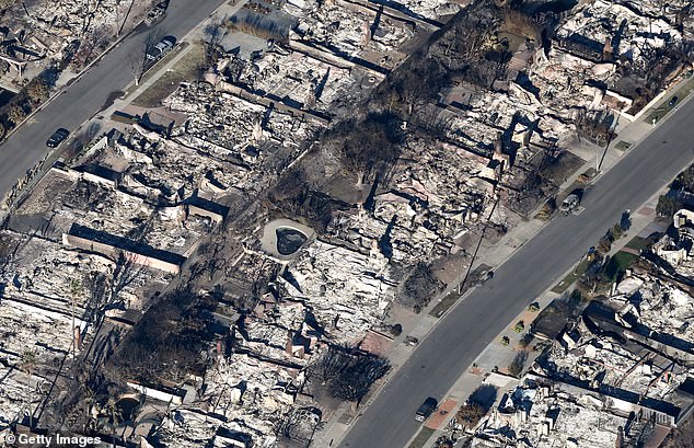Beberapa kebakaran hutan telah terjadi di Los Angeles County karena angin kencang Santa Ana