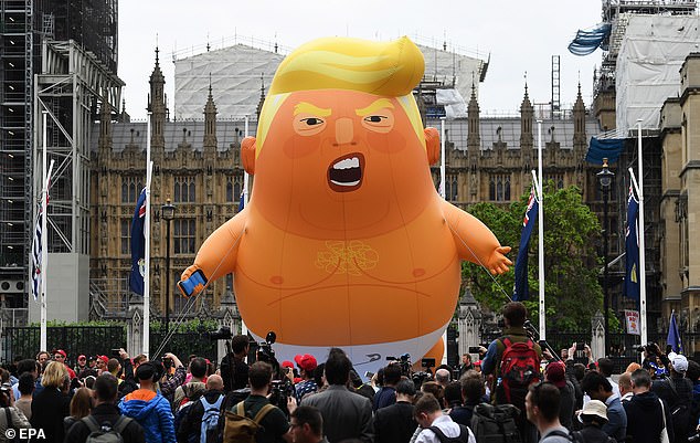 Perseteruan Sir Sadiq dengan Trump berawal dari masa jabatan pertamanya sebagai taipan sebagai Presiden AS. Pada tahun 2019, 'baby blimp' kontroversial Trump, yang diizinkan terbang di atas Lapangan Parlemen, difilmkan selama protes terhadap kunjungan kenegaraan Trump.