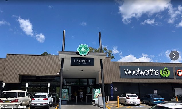 Wanita itu berkata dia melihat Amati di Lennox Village Woolworths (atas).