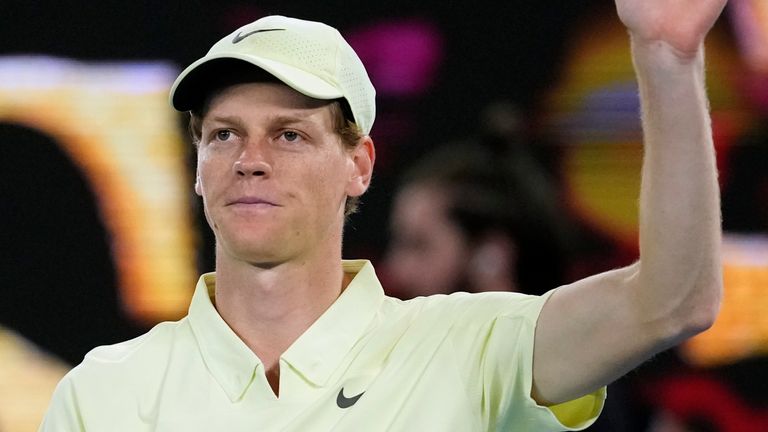 Yannick Sinner dari Italia melambai setelah mengalahkan Tristan Schoolgate dari Australia pada pertandingan putaran kedua kejuaraan tenis Australia Terbuka di Melbourne, Australia, Kamis, 16 Januari 2025. (Foto AP/Asanka Brendon Ratnayake)