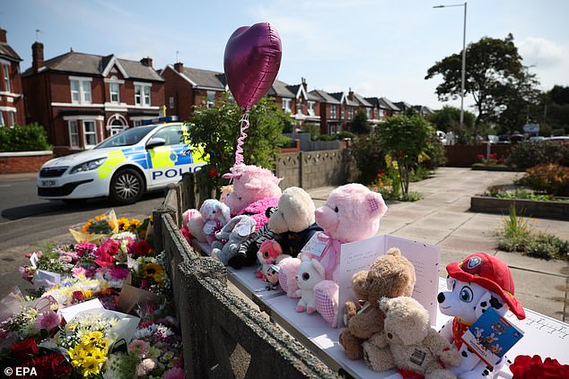 Bunga dan tulisan penghormatan telah ditinggalkan di lokasi penikaman di Hart Street Southport, bersama dengan balon dan boneka beruang.