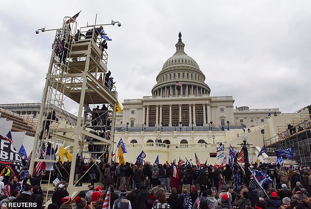 Pendukung Presiden AS Donald Trump berkumpul di depan Gedung Capitol AS di Washington, AS pada 6 Januari 2021.