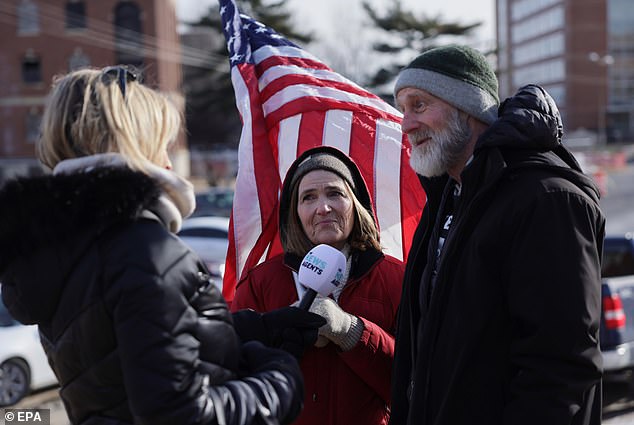 Pendukung kerusuhan yang menjalani hukuman penjara karena peran mereka dalam serangan di US Capitol pada 6 Januari 2021, berkumpul di luar Fasilitas Penahanan Pusat DC dan berbicara kepada media