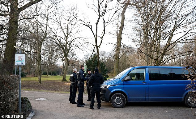 Polisi Jerman telah mengamankan sebuah taman tempat dua orang, termasuk seorang anak, ditikam hingga tewas hari ini di Aschaffenburg.