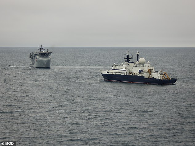 Kapal itu diikuti oleh kapal permukaan dan pesawat RAF ke Mediterania setelah ditakutkan oleh satelit di Laut Utara pada bulan November. Namun saat ini kapal tersebut melakukan perjalanan pulang melalui Selat Inggris, lagi-lagi dibayangi oleh kapal perang Angkatan Laut (foto), kata Commons.