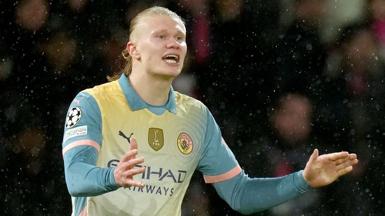 Erling Haaland dari Manchester City melakukan selebrasi setelah mencetak gol kedua timnya ke gawang PSG