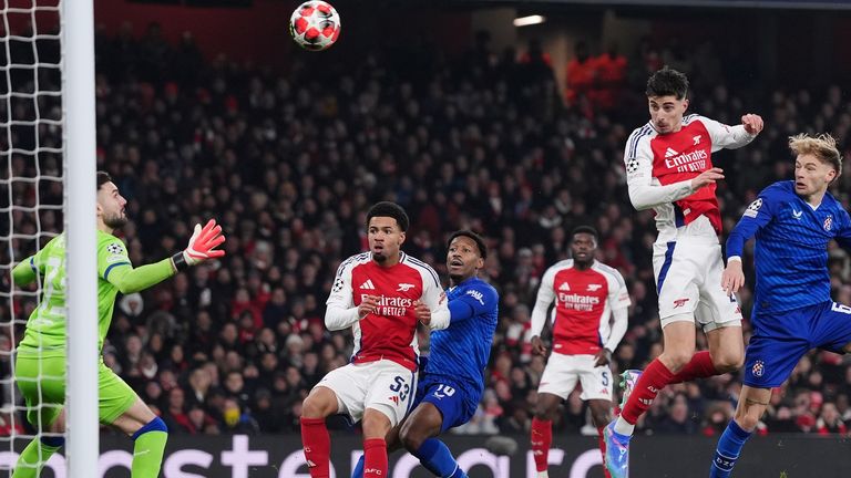 Kai Havertz dari Arsenal (kedua kanan) mencetak gol keduanya ke gawang Dinamo Zagreb