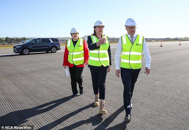 Menteri Transportasi Catherine King (foto bersama Anthony Albanese) mengumumkan pembelian senilai $50 juta pada hari Kamis, dengan mengatakan bahwa pemerintah akan berusaha mendapatkan kembali uang tersebut setelah penjualan berhasil.