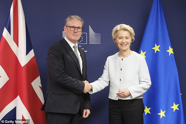 PM (foto bersama Ursula van der Leyen) akan menjadikan peningkatan hubungan dengan UE sebagai salah satu prioritas utamanya, namun menghadapi tindakan penyeimbangan yang rumit setelah mengesampingkan menjadi bagian dari serikat pabean atau pasar tunggal