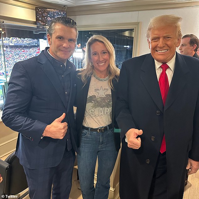 Hegseth dan istrinya Jennifer bersama Trump di pertandingan sepak bola