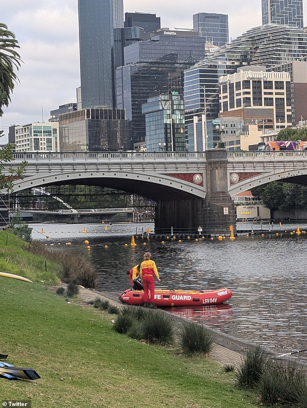 Penjaga pantai diidentifikasi di sekitar jembatan di atas Yarra saat pekerjaan restorasi sedang berlangsung