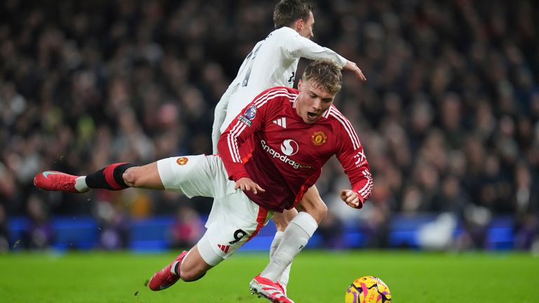 Rasmus Hoylund di Manchester United, Front, jatuh di lapangan yang disebabkan oleh Timothy Castan di Fulham selama pertandingan sepak bola Liga Premier Inggris antara Fulham dan Manchester United di Stadion Kreven Collij di London, Minggu, 26 Januari 2025. (Foto AP/Kirsty Wigsworth)