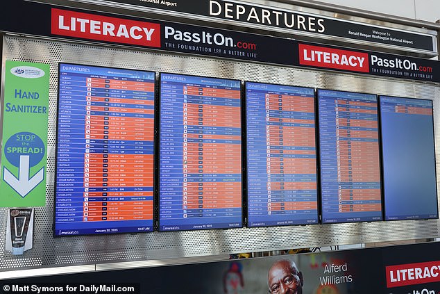 Hampir semua penerbangan dibatalkan di Bandara Nasional Reagan pada Rabu malam setelah bencana udara American Airlines Air