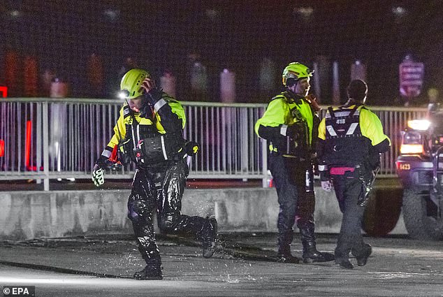 Tanggapan pertama terhadap penghancuran tabrakan destruktif tadi malam, Dewan Penerbangan American Airlines, 60 penumpang dan empat anggota staf tidak selamat oleh pejabat itu