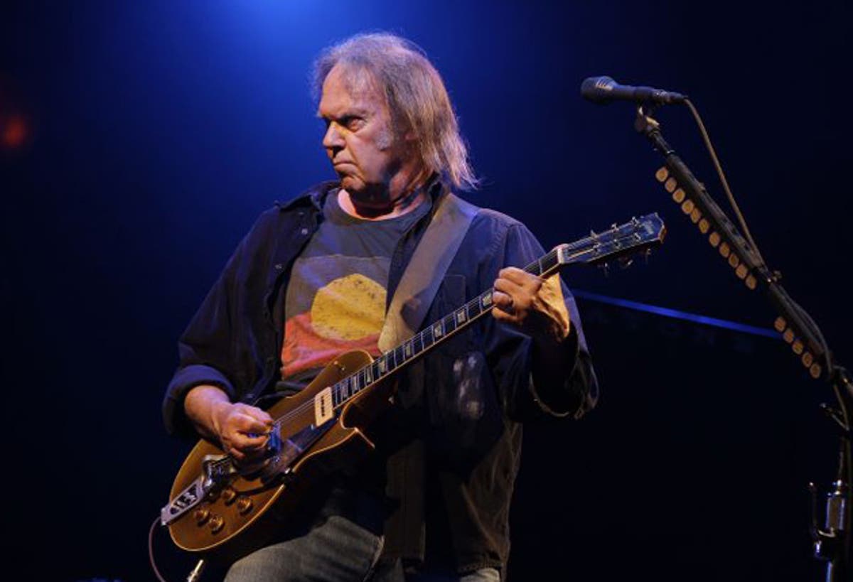 Neil Young menarik diri dari Glastonbury karena ‘kendali perusahaan’ di BBC Neil Young menarik diri dari Glastonbury karena ‘kendali perusahaan’ di BBC