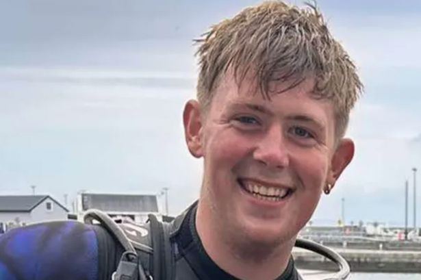 Ibu yang patah hati memberikan penghormatan kepada putra backpacker, 21 tahun, yang ditemukan tewas di ‘Pulau Kematian’ Thailand Ibu yang patah hati memberikan penghormatan kepada putra backpacker, 21 tahun, yang ditemukan tewas di ‘Pulau Kematian’ Thailand