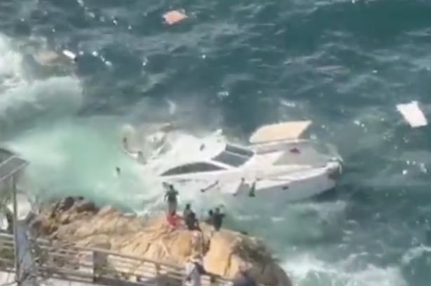 Momen mengerikan ketika kerumunan turis menabrak batu di Hari Tahun Baru dan tenggelam Momen mengerikan ketika kerumunan turis menabrak batu di Hari Tahun Baru dan tenggelam