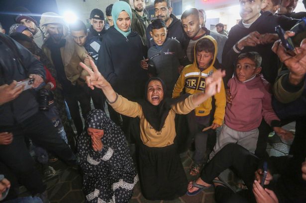 Adegan emosional di Gaza seiring kesepakatan gencatan senjata menawarkan ‘momen harapan yang langka’ di tengah perang Adegan emosional di Gaza seiring kesepakatan gencatan senjata menawarkan ‘momen harapan yang langka’ di tengah perang