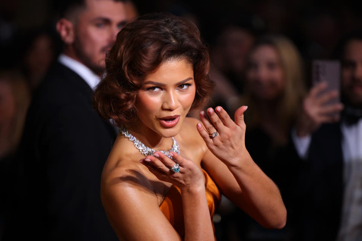 Lonceng pernikahan sudah mengudara? Zendaya mengayunkan berlian besar di jari manisnya di karpet merah Golden Globes Lonceng pernikahan sudah mengudara? Zendaya mengayunkan berlian besar di jari manisnya di karpet merah Golden Globes