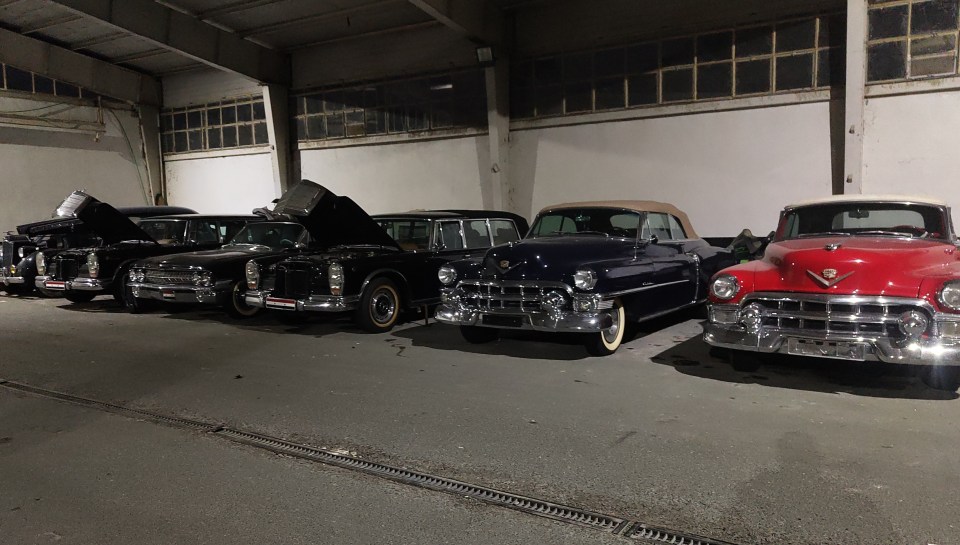 Foto-foto mengejutkan mengungkap garasi mobil mewah diktator miliarder Assad yang diasingkan dengan Ferrari, Mercedes G-Wagon & Aston Martins Foto-foto mengejutkan mengungkap garasi mobil mewah diktator miliarder Assad yang diasingkan dengan Ferrari, Mercedes G-Wagon & Aston Martins