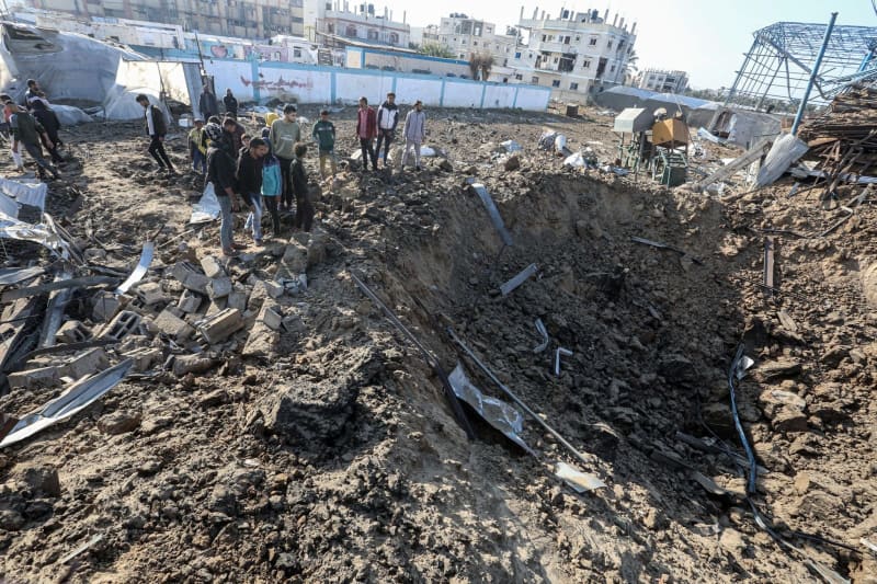 Tentara Israel mengatakan mereka telah menyerang lebih dari 100 ‘target teroris’ di Gaza Tentara Israel mengatakan mereka telah menyerang lebih dari 100 ‘target teroris’ di Gaza