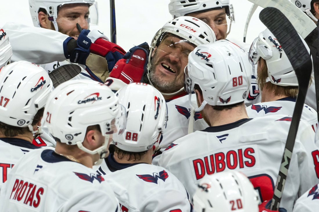 Sidney Crosby dan Alex Ovechkin bersiap untuk pertemuan ke-71 Sidney Crosby dan Alex Ovechkin bersiap untuk pertemuan ke-71