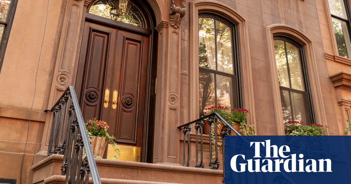 Selebritis ‘Sex and the City’ Carrie Bradshaw berusaha sekuat tenaga untuk mendapatkan pintu agar penggemar tidak berkumpul | New York Selebritis ‘Sex and the City’ Carrie Bradshaw berusaha sekuat tenaga untuk mendapatkan pintu agar penggemar tidak berkumpul | New York