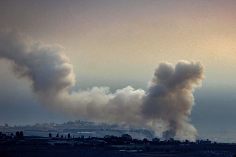 Militer Israel mengatakan mereka telah menyerang peluncur roket Hizbullah di Lebanon Militer Israel mengatakan mereka telah menyerang peluncur roket Hizbullah di Lebanon