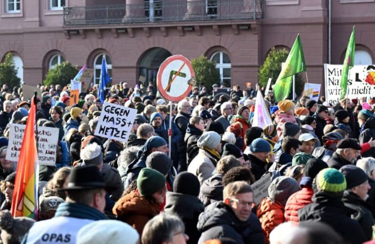 Demonstran menentang partai sayap kanan Jerman: ‘Memilih AfD pada tahun 1933’