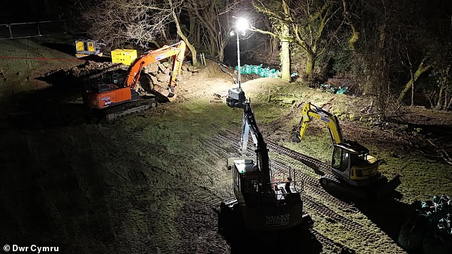 40.000 rumah di Conwy tanpa pasokan setelah pipa pecah di instalasi pengolahan khawatir toko-toko akan kehabisan air kemasan 40.000 rumah di Conwy tanpa pasokan setelah pipa pecah di instalasi pengolahan khawatir toko-toko akan kehabisan air kemasan