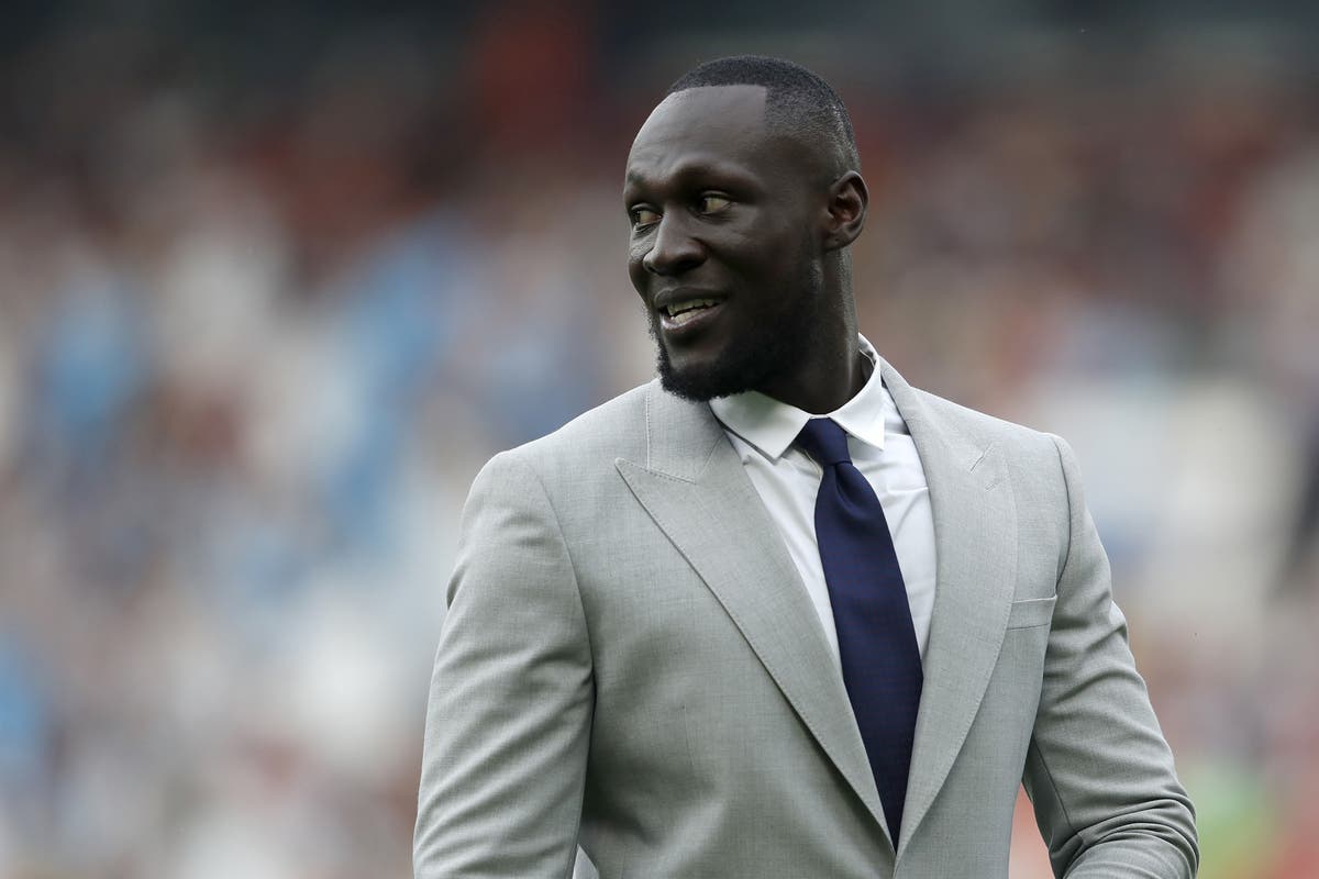 Stormzy dilarang mengemudi setelah menggunakan telepon di belakang Rolls-Royce Stormzy dilarang mengemudi setelah menggunakan telepon di belakang Rolls-Royce