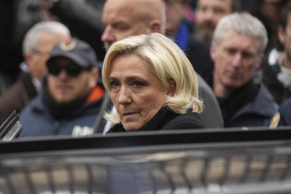 Massa menghadiri peringatan pemimpin sayap kanan Prancis Jean-Marie Le Pen di Paris di tengah keamanan yang ketat