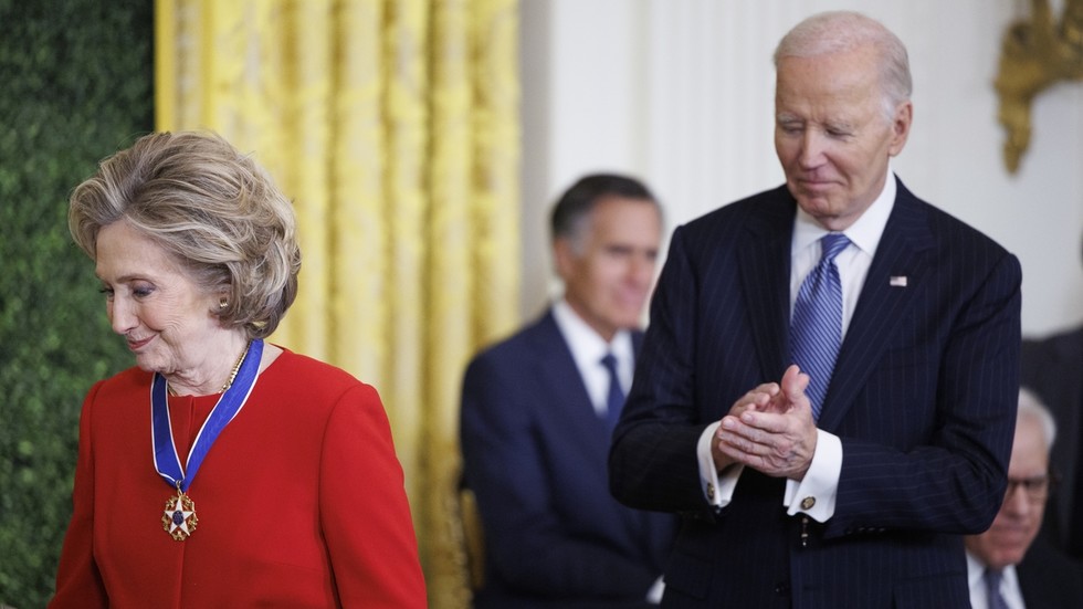 Biden Memberikan Medali Kebebasan kepada Hillary Clinton dan George Soros – RT World News