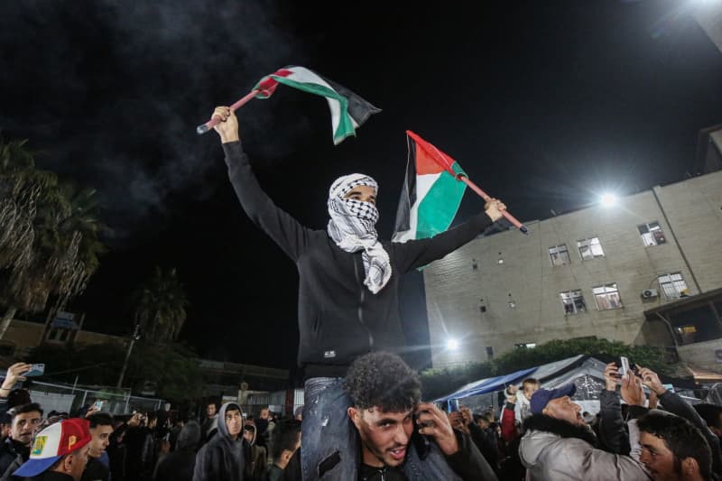 Perayaan di Gaza Di Tengah Berita Gencatan Senjata Perayaan di Gaza Di Tengah Berita Gencatan Senjata