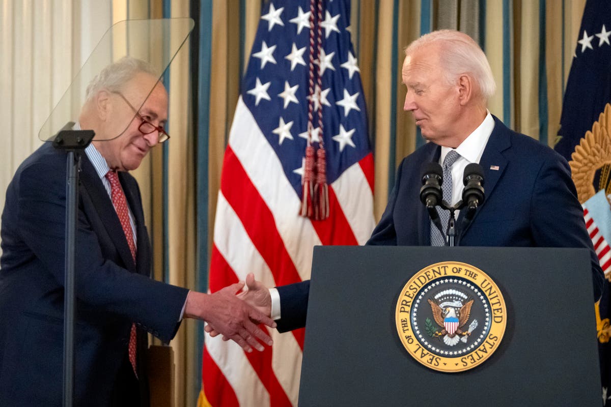 Chuck Schumer membantah partainya menyesatkan masyarakat Amerika mengenai kemunduran Biden Chuck Schumer membantah partainya menyesatkan masyarakat Amerika mengenai kemunduran Biden